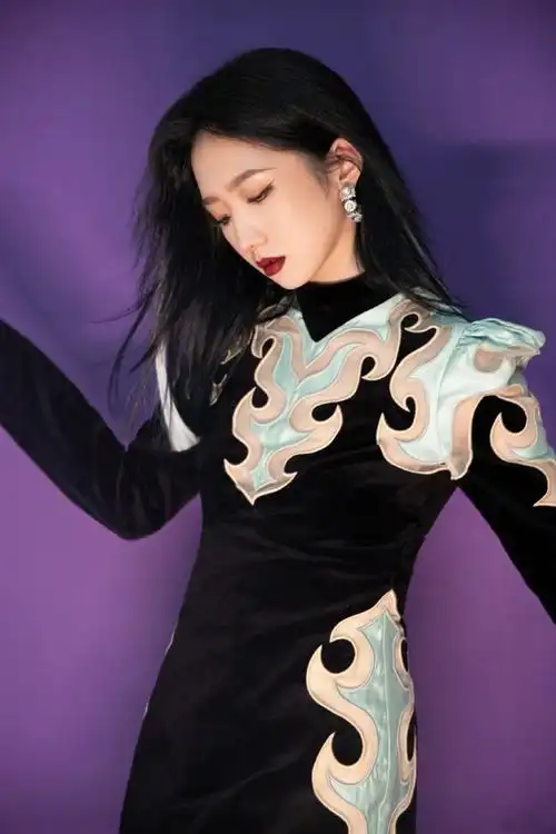 孟美岐今晚bme音乐盛典造型身穿黑色复古连衣裙搭配马丁靴