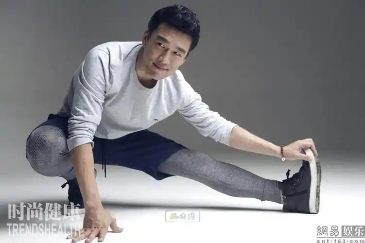 王耀庆时尚大片露胸肌