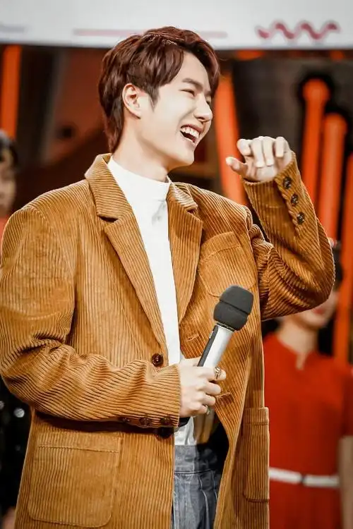 奶乎乎的王一博笑起来超级甜,真的好遗憾没有早点认识你.