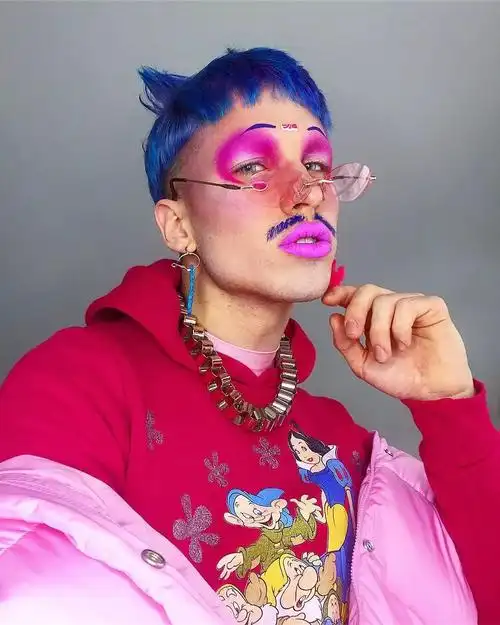 收藏elaimenai小哥的妆容太搞笑了