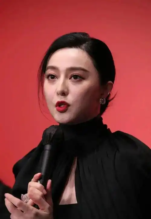 范冰冰化妆仍盖不住老态,但还是很好看,她的美算得上是顶级的!