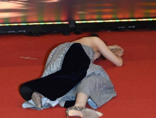 零下6度走红毯,赵丽颖被冻哭,而她直接晕倒,网友直呼:太心疼