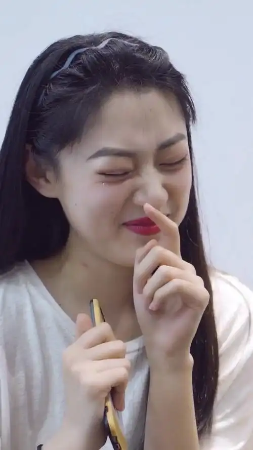 小七秘书脖子上突现草莓印结果让人出乎意料