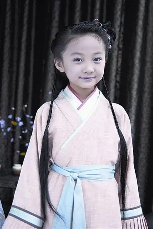 演幼年林黛玉之后林妙可在年代情感剧《北方有佳人》中饰演童年寄萍