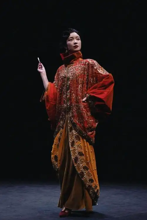 1月12日,倪妮话剧《如梦之梦》今日首演剧照释出,身穿旗袍尽显古典美