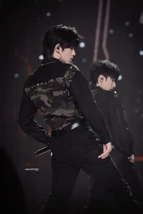 宋亚轩背影安全感#宋亚轩背影照合集9615身姿挺拔,大宽肩好有