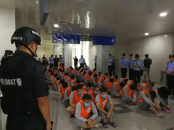 西双版纳机场分局圆满完成162名犯罪嫌疑人包机押解任务