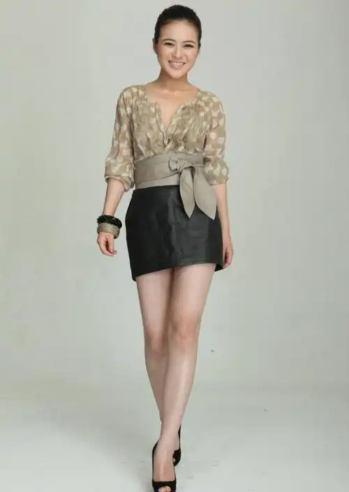 陈辰是知名的美女主持人身份,当年在上海外国语大学毕业了之后,陈辰才