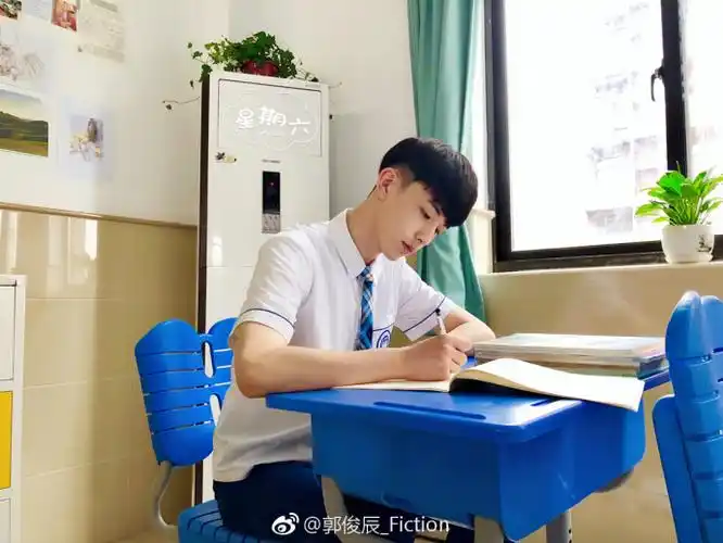 郭俊辰少年派热拍中校服男神重现校园