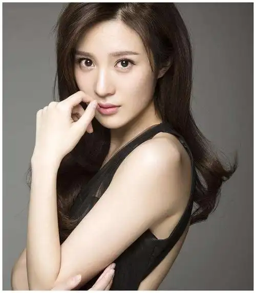 一出道就被姑父捧红,如今姑父改捧小30岁娇妻,她沦落演网剧为生