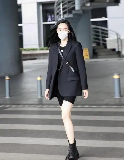 薛佳凝很会赶时髦穿西装配中筒袜走机场比女团姐姐更时髦