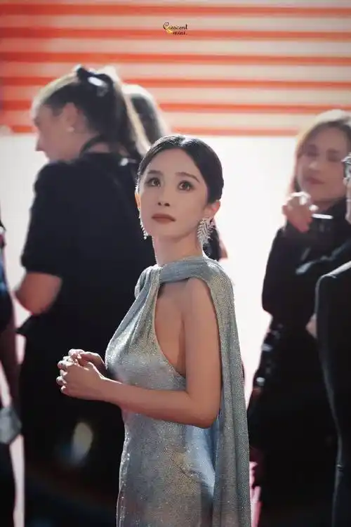 杨幂戛纳造型太美啦_礼服_线条_东方