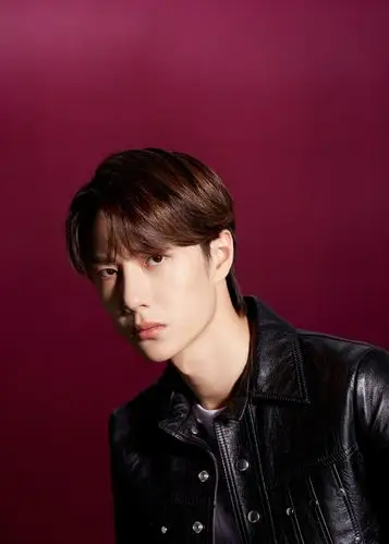 2019微博之夜红毯:王一博铆钉皮衣套装酷帅不羁