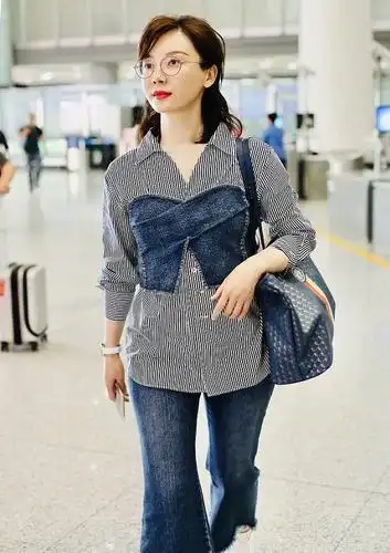 陈数又素颜走机场,衬衣配牛仔喇叭裤,衬衫"抹胸",效果太意外