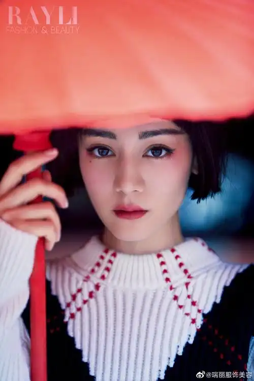 迪丽热巴国风大片曝光梳齐耳短发妆容复古