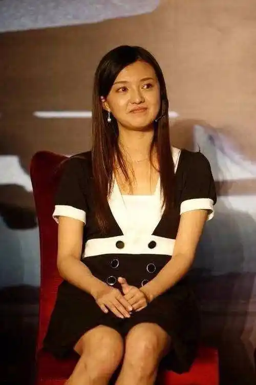 原创42岁傅晶再演戏剧里无法掩饰的衰老脸上坑洼不平