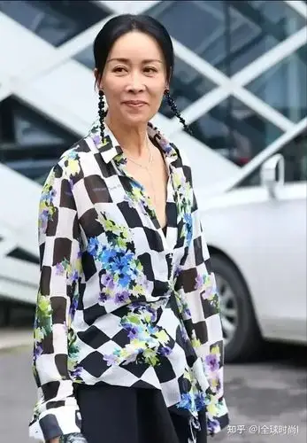 53岁的那英衣品回升穿复合型印花衫走少女风素颜好真实