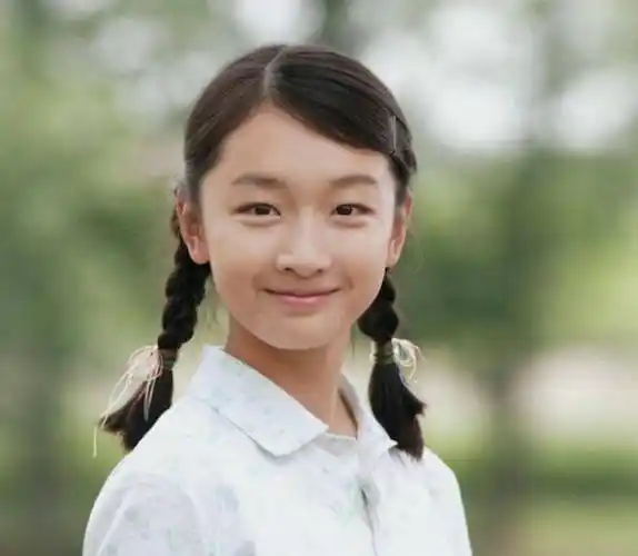 周冬雨出道10周年,晒童年照纪念,小小的眼睛藏着无限的可能_电影_袜子