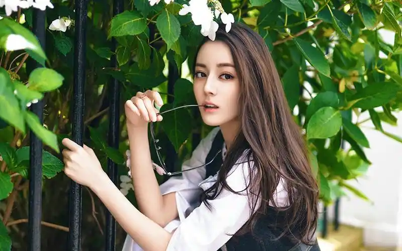 迪丽热巴的"匀称腿",一个举动暖人心,克拉恋人中高冷范的她