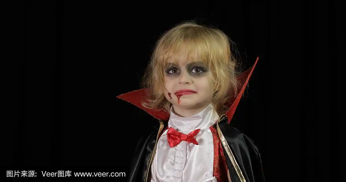 脸上有血的吸血鬼孩子