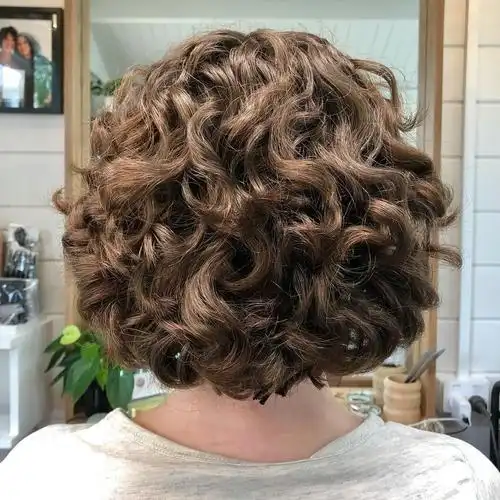 第四种:满头卷烫发