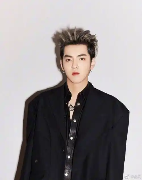 造型##吴亦凡#吴亦凡身穿廓形西服外套短裤搭配雨靴,梳起背头墨镜一带