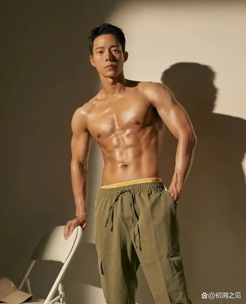 好拽的肌肉男,身材真的棒,每一根线条都如刀刻,男友力爆棚!