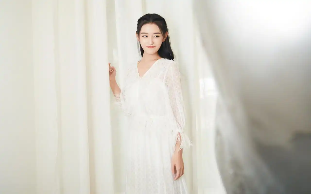 蒋依依清新脱俗写真图片桌面壁纸,喜欢美女明星蒋依依的朋友赶紧收藏