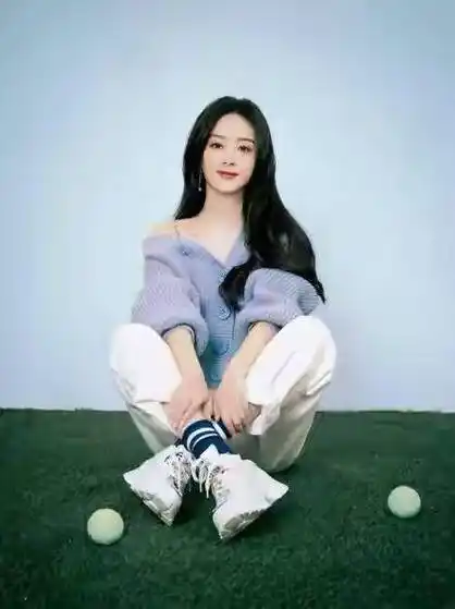 赵丽颖穿紫色露肩毛衣,歪头甜笑 气质温柔甜美,单纯可爱接地气_颖宝