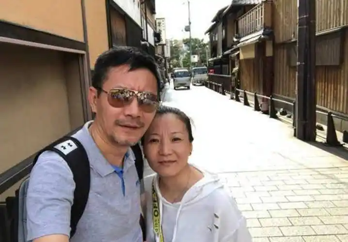 原创田小洁和曾萍离婚10年一个再婚当模范继父一个销声匿迹