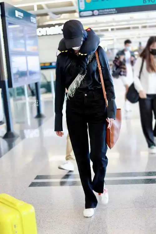 825关晓彤关晓彤今日机场出发饭拍分享缎面衬衫搭配开衩牛仔裤all