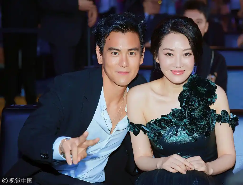 太有魅力了!彭于晏跟她合影都变得超乖巧