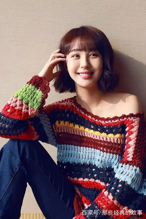 李菲儿在韩国当过一段时间的练习生,进行歌唱舞蹈的培训,后回到国内