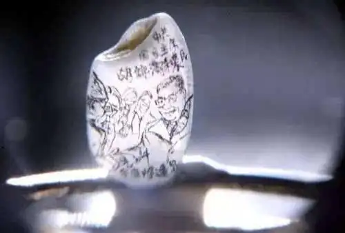 史上最牛米雕家,一粒米能雕刻114个字,坚持不用放