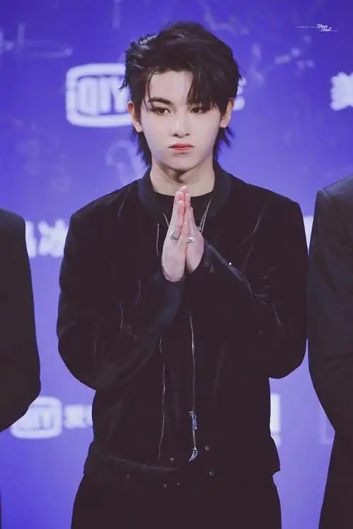 justin尖叫之夜justin黑发justin黄明昊尖叫之夜红毯饭拍图一