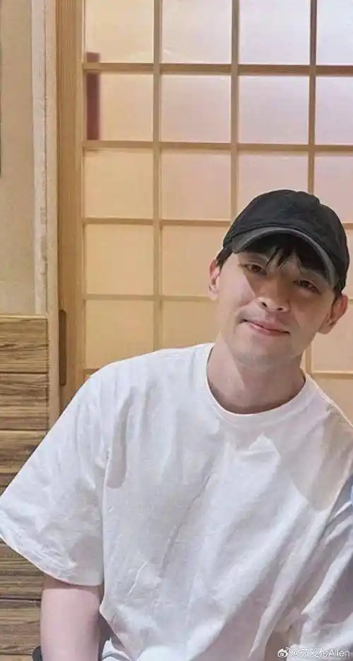 30岁邓伦近照大变样发福圆润和以前判若两人退圈后开餐厅维生