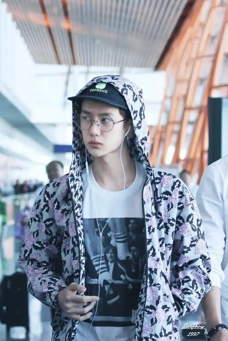 帅到我了 你小子!@uniq-王一博  #王一博 #机场穿搭 - 抖音