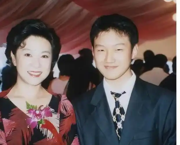 宋丹丹捧儿子失败,陈红没把儿子带火,唯独她俩放养都成了影帝