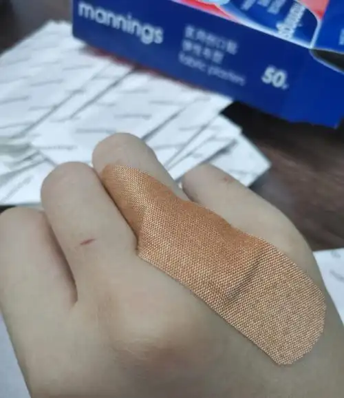 防水,尺寸合适贴关节的创可贴洗澡时候贴图二是万宁小程序上的创口贴