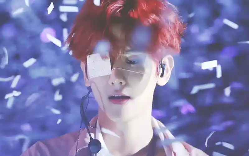 边伯贤高清161022乐天演唱会lotto因麦粒肿戴上眼罩出神图的一场