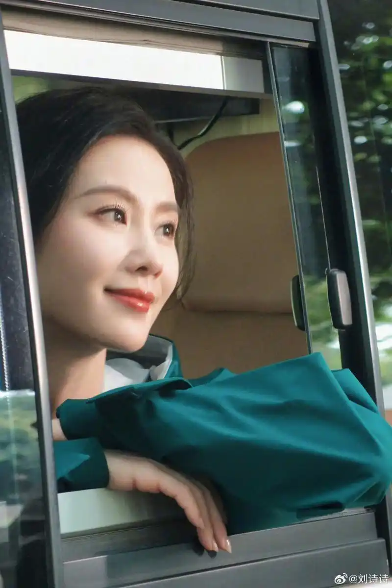刘诗诗最新的露营照片来啦~这优雅松弛的气质真的绝了啊!