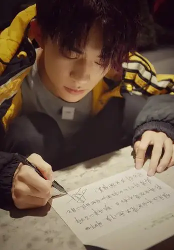 小哥哥早在2016年就停更微博了,我们也就再没见他晒字了~ 易烊千玺