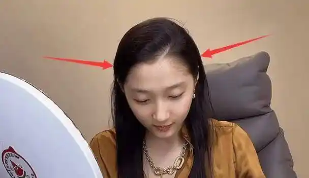 关晓彤把原相机当镜子,后期忘记ps,手和脸"肤色差"藏不住了_时候_化妆