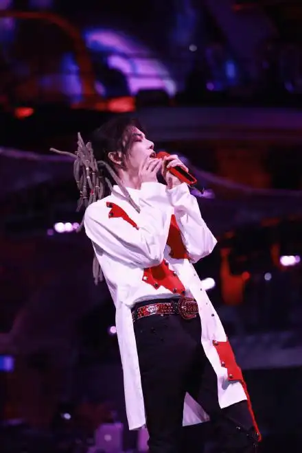 华晨宇演唱会一袭挑染长发惊艳亮相,妥妥的摇滚青年范_腾讯新闻