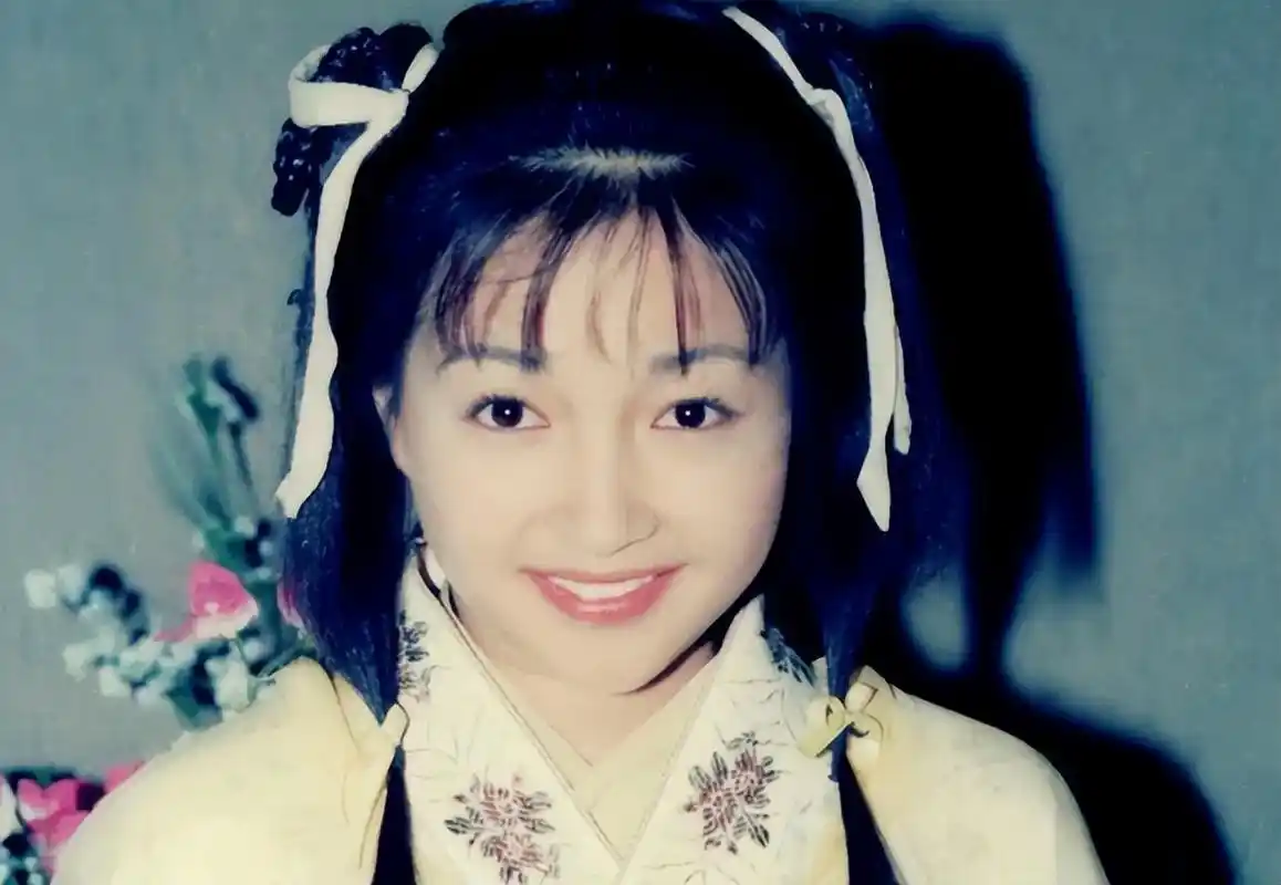 "最美郭襄"李绮红:当红因家族遗传病退圈,如今53岁转行做护士