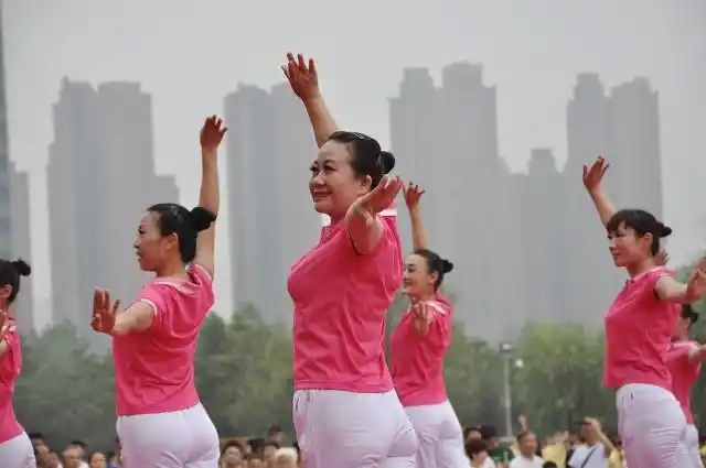 对于有些人来说,跳广场舞已经成了他(她)们的一种娱乐项目,因为此项