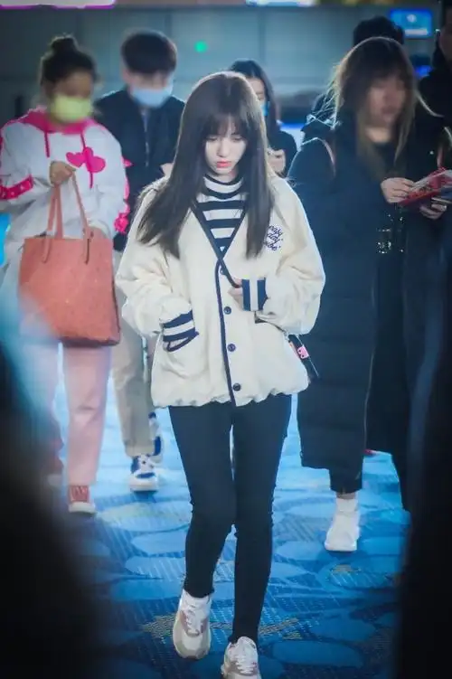 鞠婧祎机场##鞠婧祎淡妆黑长直