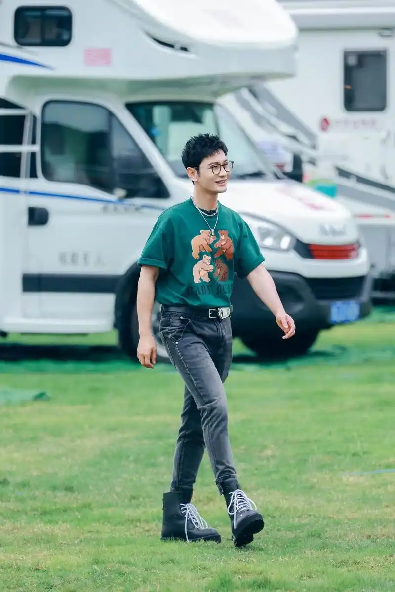 黄晓明真不适合这样穿,宽大西装 紧身裤很显矮,配这鞋子也笨重