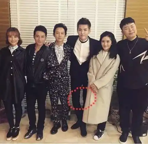 都知道吴亦凡的身高很高,有187cm,所以一般在合影时,为了配合其他明星