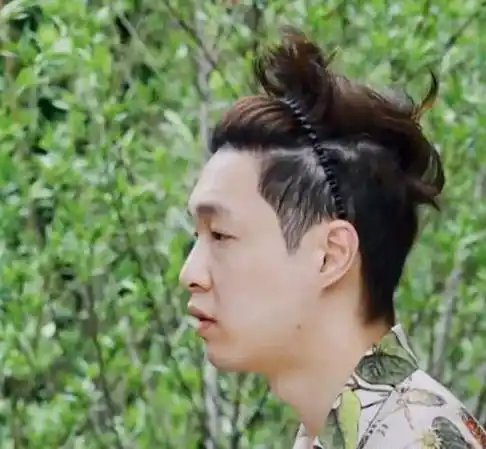 张艺兴素颜出镜,素颜的样子让人入迷,妆前妆后反差不大